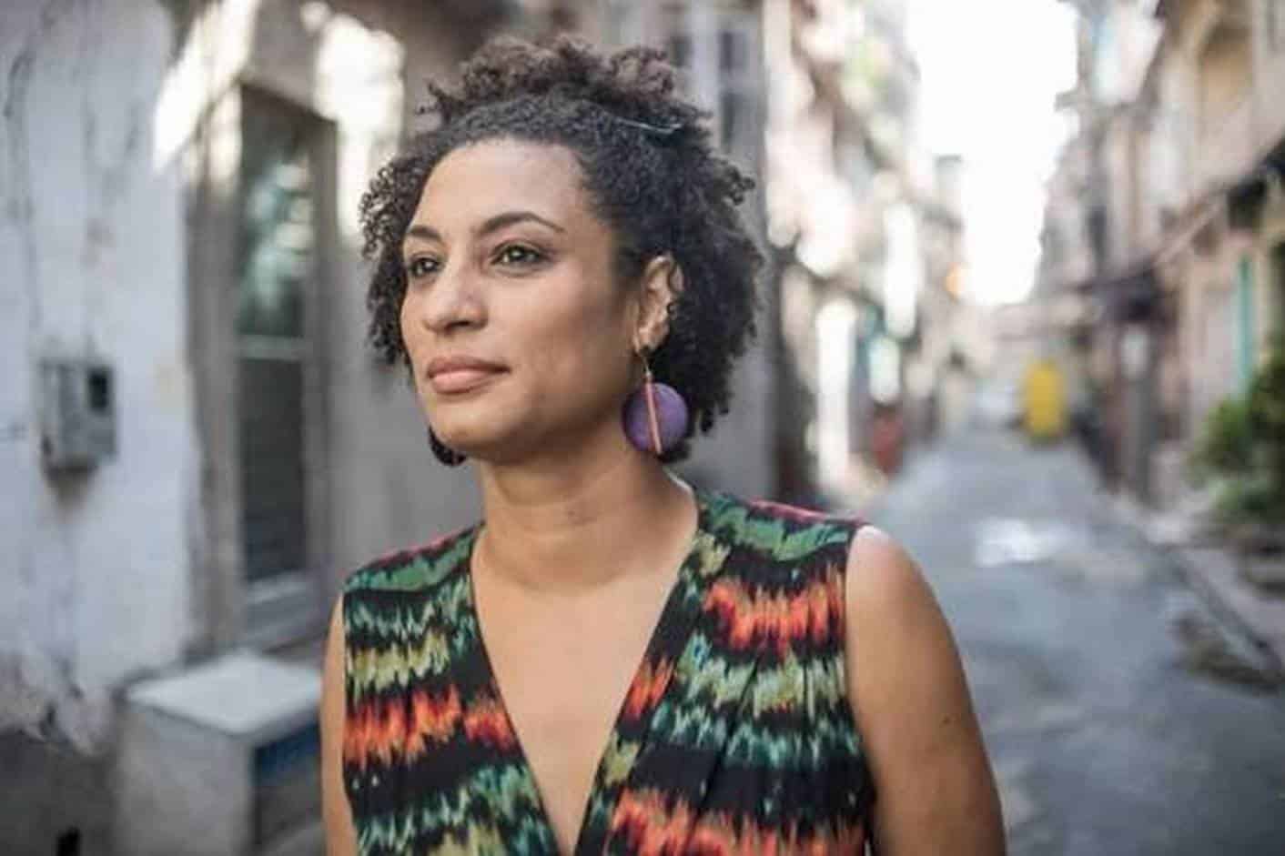 "O que o Domingos me passou foi o seguinte: 'Ela não vai deixar a gente botar o condomínio lá. Então, ela tem que sair do caminho'. Só que agora, agora eu vou dizer: R$ 25 milhões que era a minha parte, para dividir para quatro. Eu balancei. Aí eu tremi", disse Lessa. "Eu estava cego, estava entorpecido. Eu estava sob uma overdose de ganância, overdose de ambição. Dinheiro", completou o matador. (Foto: Mídia Ninja)