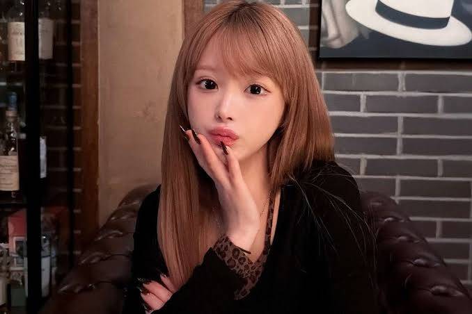 A criadora de conteúdo possuía uma grande ligação com o grupo de K-pop ENHYPEN e mantinha uma presença expressiva nas redes sociais. A influenciadora acumulava mais de 300 mil seguidores no TikTok e cerca de 150 mil no Instagram. (Foto: Instagram)