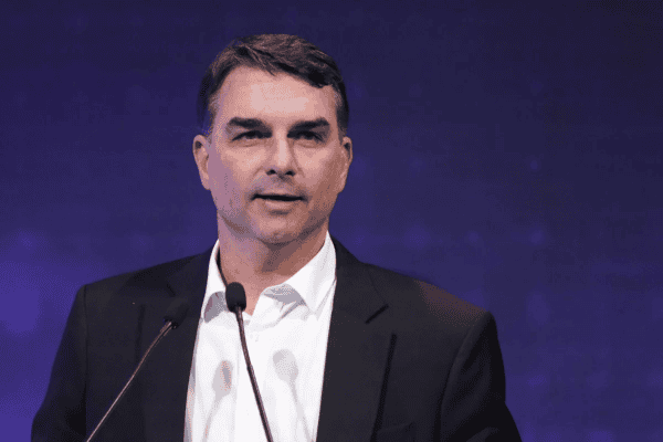 Flávio Bolsonaro desiste do debate da Globo e aponta “censura” imposta pelo TSE