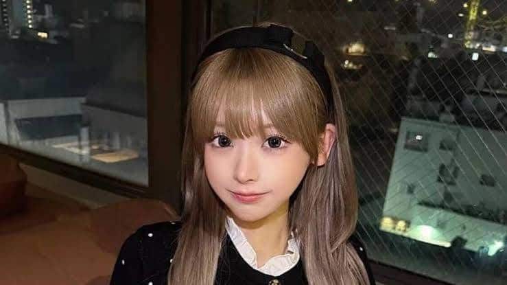 A influenciadora japonesa Mina Chan, conhecida por produzir conteúdos relacionados ao K-pop, morreu aos 25 anos na Coreia do Sul. A jovem foi encontrada sem vida em sua residência, em Yongsan, Seul, depois de realizar uma transmissão ao vivo nas redes sociais. (Foto: Instagram)