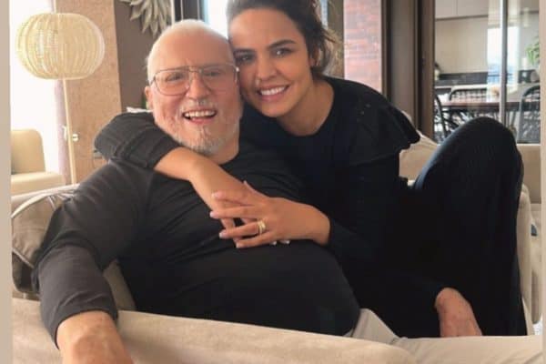 Esposa de Carlos Alberto de Nóbrega atualiza estado de saúde do apresentador após cirurgia