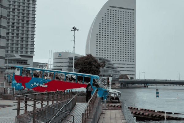 Atração no Japão transforma ônibus em barco durante passeio inusitado