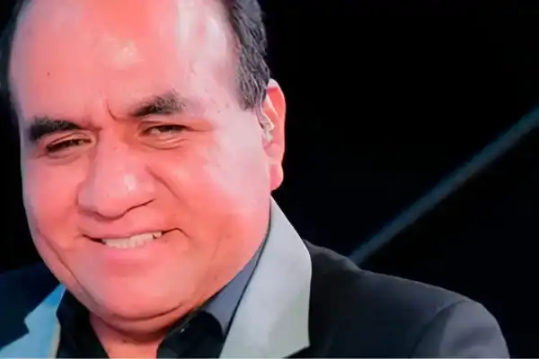 Maestro é pego apalpando cantora durante ensaio