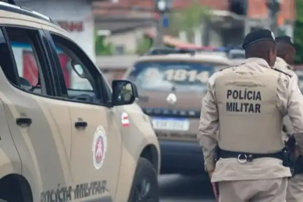 Vídeo registra adolescente colidindo moto em viatura e recebendo chute de PM