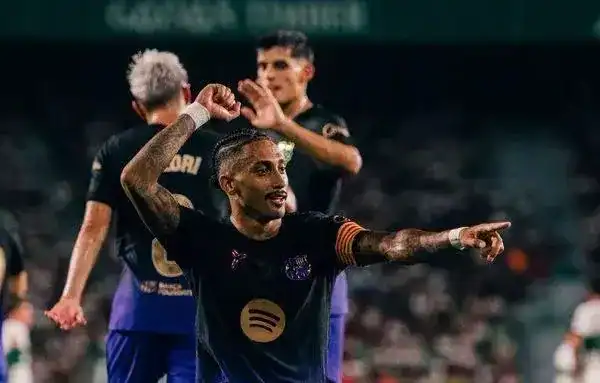 Raphinha marca dois e aciona assistência na goleada do Barcelona sobre o Elche em LaLiga