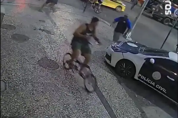 Preso por espancamento em Copacabana depõe usando bicicleta da vítima