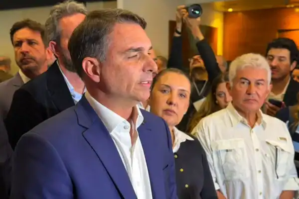 Flávio Bolsonaro vai se reunir com o ministro de Bukele para discutir segurança