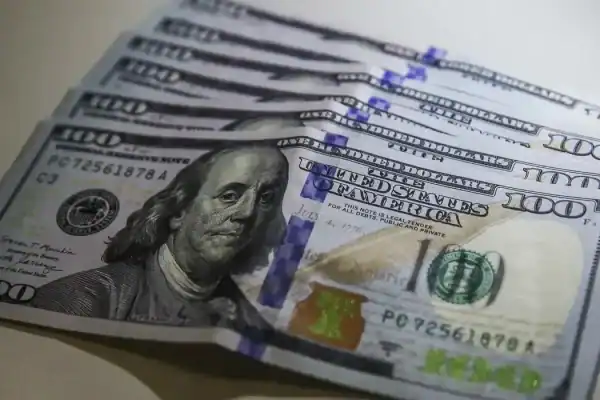 Dólar registra leve alta e chega a R$ 5,16 em dia desfavorável para moedas emergentes