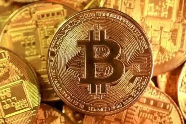 Bitcoin cai mais de 3% após declarações de Kevin Warsh sobre Fed mais rígido