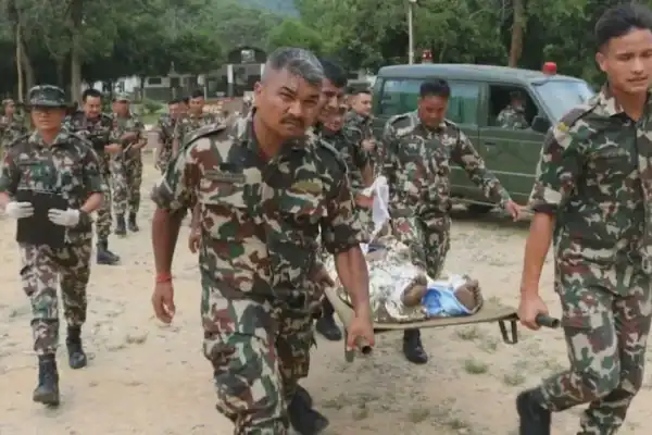 Corpos de vítimas de enchentes no Nepal são recuperados na Índia
