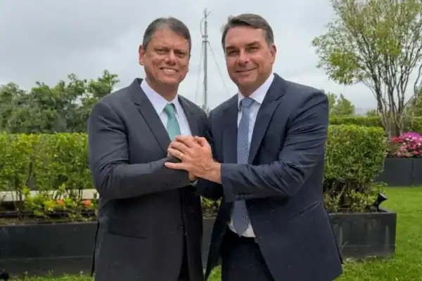 Tarcísio afirma que Flávio Bolsonaro já prestou esclarecimentos sobre ‘Dark Horse’