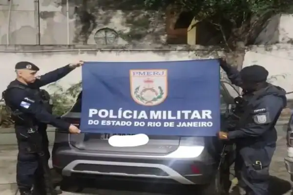 Pai vive pesadelo após assaltantes fugirem com filha de 3 anos dormindo no carro