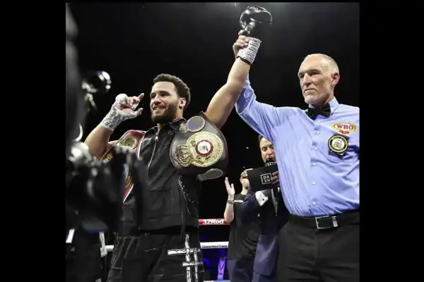 Britânico de 21 anos pode ser o mais jovem campeão de boxe desde Mike Tyson