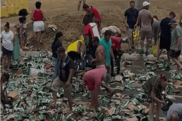Caminhão com carga de cerveja tomba e transforma trecho da BR-060 em ‘open bar’