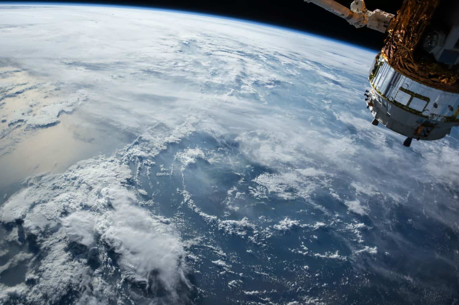 A distribuição da massa terrestre interfere no campo gravitacional do planeta. (Créditos: Unsplash / NASA)