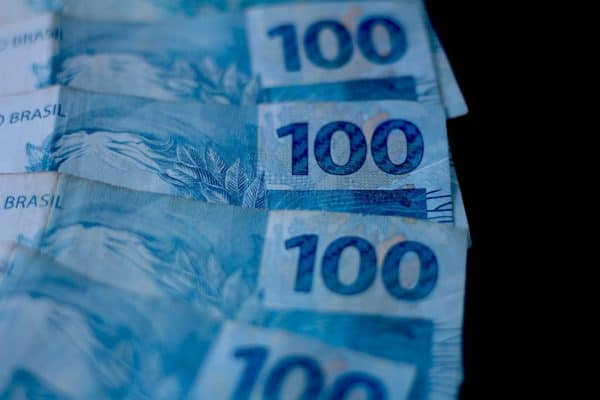 Mais da metade dos trabalhadores brasileiros chega ao fim do mês sem dinheiro para pagar todas as contas