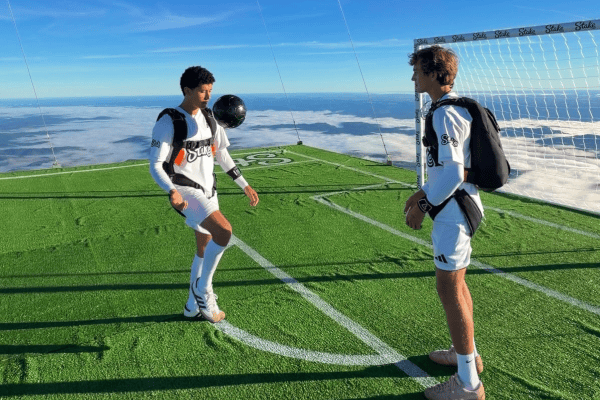 Atletas praticam futebol nas alturas e impressionam ao jogar acima das nuvens