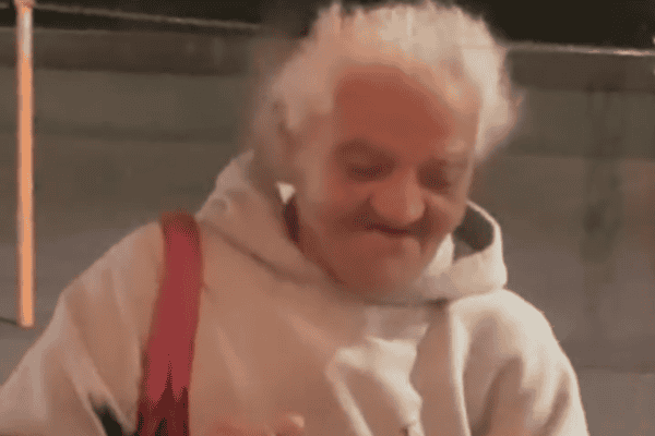 Artista dedica música a idosa que passava na rua, ela começa a dançar e reação emociona