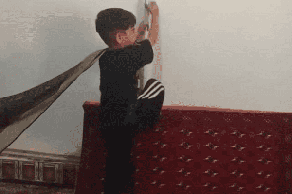 Filhos mostram à mãe como conseguiram subir juntos na parte superior de um guarda-roupa