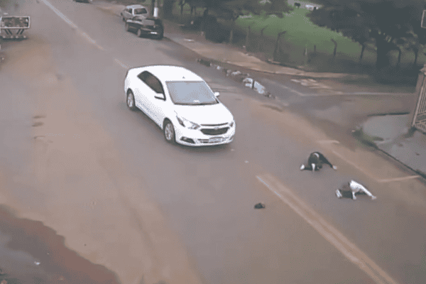 Patinete com duas meninas cruza pista sem parar e colide com carro
