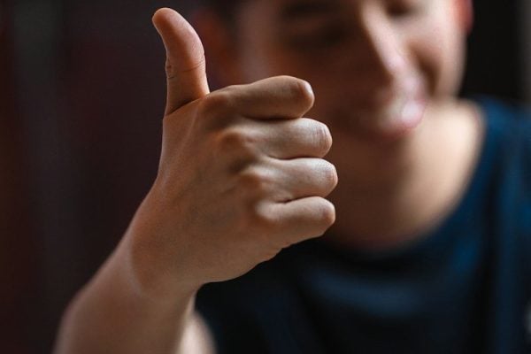 Você dá bom dia para os vizinhos? A psicologia diz que esse hábito pode revelar muito mais do que parece