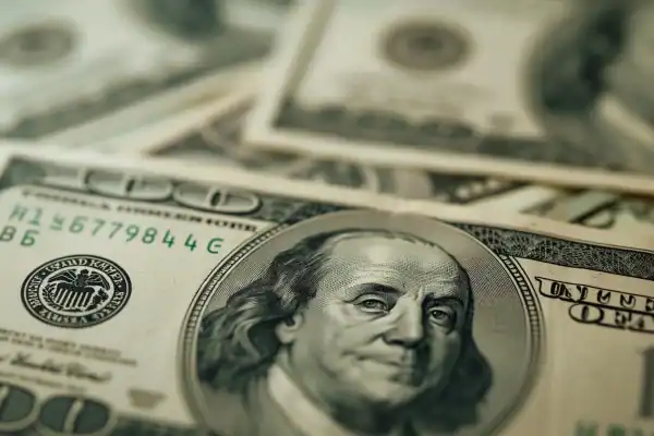 Dólar recua a R$ 5,18 com impacto de pesquisas, mas acumula alta de 2,16% em agosto