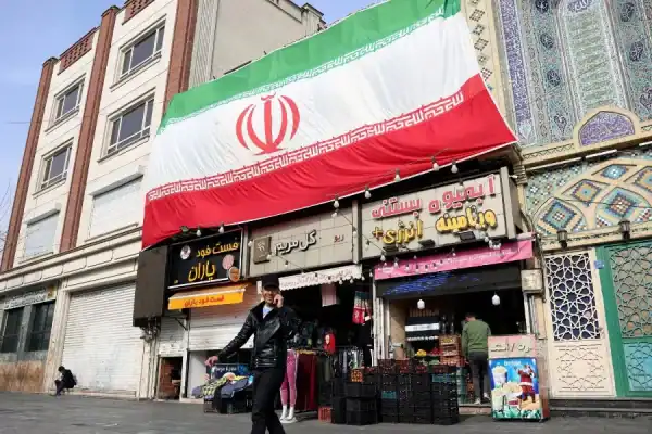 Economia do Irã não precisa colapsar, mas regime iraniano precisa cair, diz secretário dos EUA