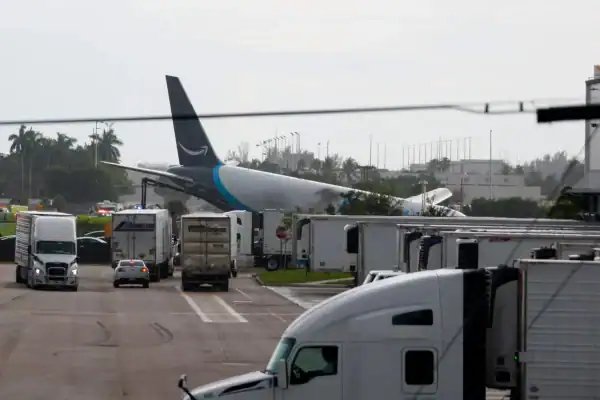 Avião de carga da Amazon sai da pista em Miami, colide com veículos e incendeia-se