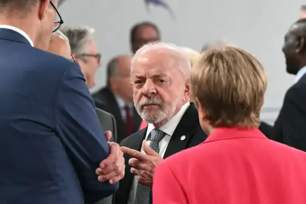 Lula afirma que em seu governo ajuste fiscal é feito na prática, sem discussões