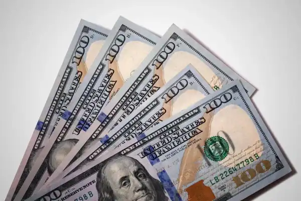 Real se afasta do exterior com ‘trade eleitoral’ e dólar volta a R$ 5,10