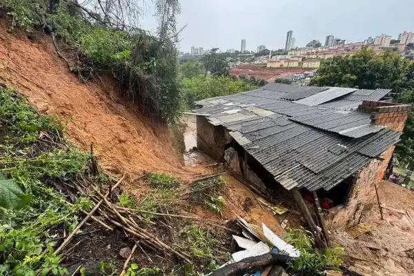 Família é soterrada e morre após barranco desabar em temporal no Paraná