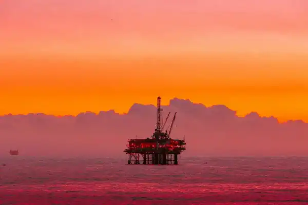 Petróleo fecha em alta com escalada no Oriente Médio e suspensão do diálogo EUA-Irã