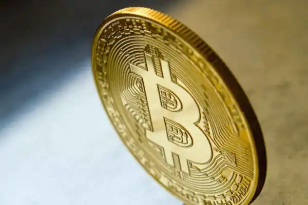 Bitcoin cai após PPI superar expectativas e testa suporte de US$ 77 mil
