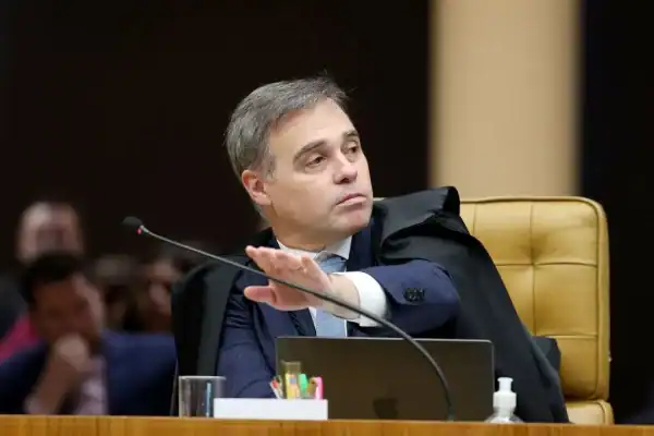 Fachin ordena paralisação de processo sobre mensagens entre Vorcaro e Moraes