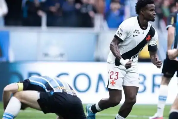 Vasco supera Grêmio de virada, encerra jejum e respira no Brasileirão