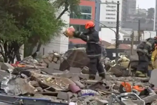 Menina é resgatada com vida após desmoronamento de prédio em construção em SP