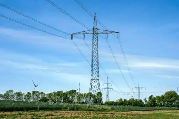 Criança de cinco anos escala torre de energia em Ariquemes e é resgatada sem ferimentos