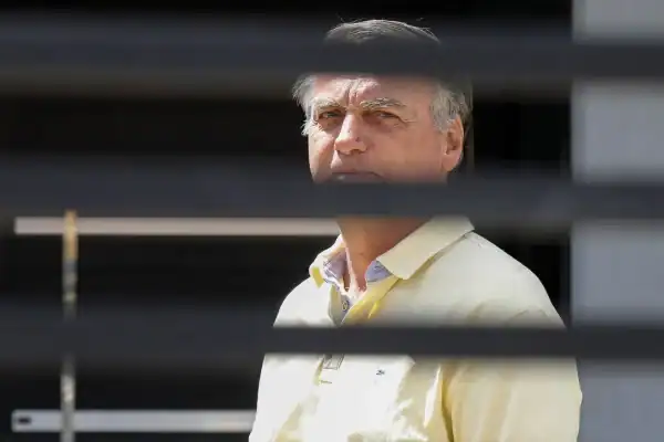 TSE veda uso de santinhos de Lucas Bove com imagem de Jair Bolsonaro