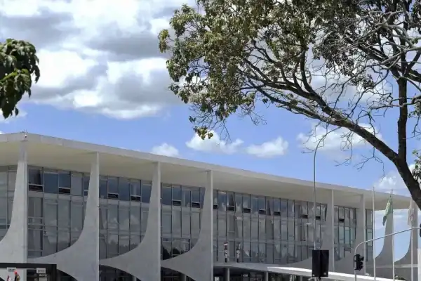 Lula acusa traidores da Pátria de se submeterem aos EUA e oferecerem minerais a preço de banana