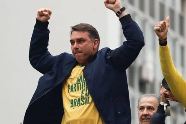 Flávio Bolsonaro propôs mudança no Imposto de Renda que poderia beneficiar seu próprio escritório