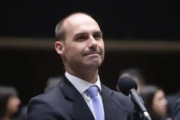 STF nega recurso e confirma condenação de Eduardo Bolsonaro por coação