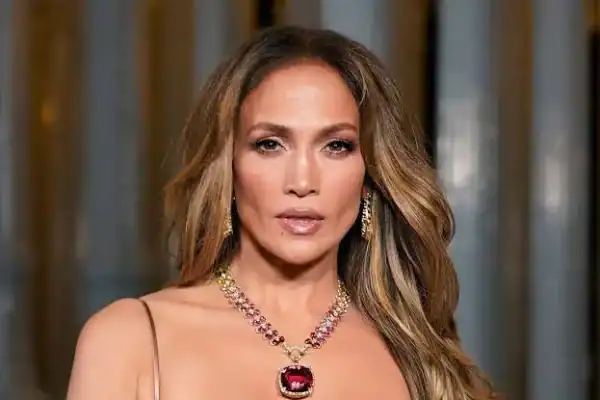 Sósia de Jennifer Lopez é detida por furtar equipamentos eletrônicos