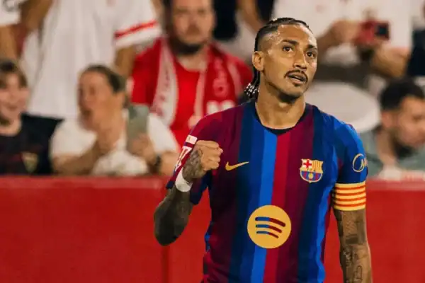 Raphinha marca novo hat-trick e vira para Barcelona sobre o Sevilla, mantém 100% na LaLiga
