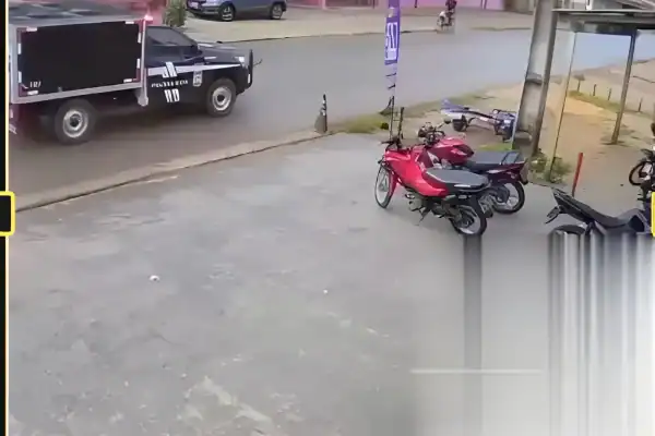 Vídeo mostra cadáver caindo de carro do IML após porta traseira se abrir