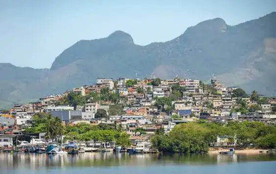 Madrugada de terror no Complexo da Maré deixa rastro de sangue e arsenal de guerra