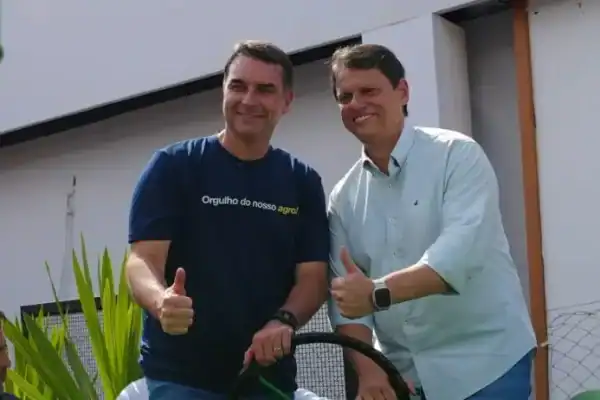 Flávio Bolsonaro busca distanciar-se do legado de Jair Bolsonaro na campanha