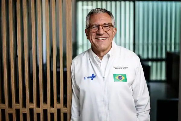 Flávio Bolsonaro compara canetas emagrecedoras no SUS à promessa de picanha de Lula