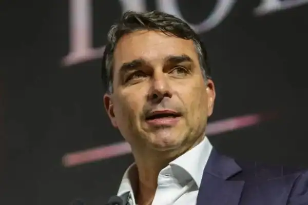Flávio solicita ao TSE cassação do registro da chapa de Lula por suposto abuso de poder