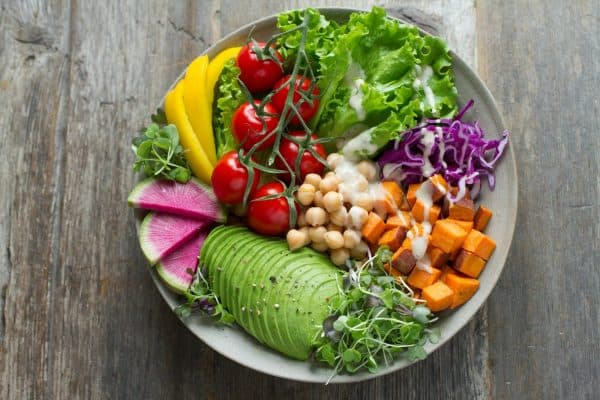 Alimentação saudável sem gastar muito: 5 estratégias simples podem aliviar o peso no bolso