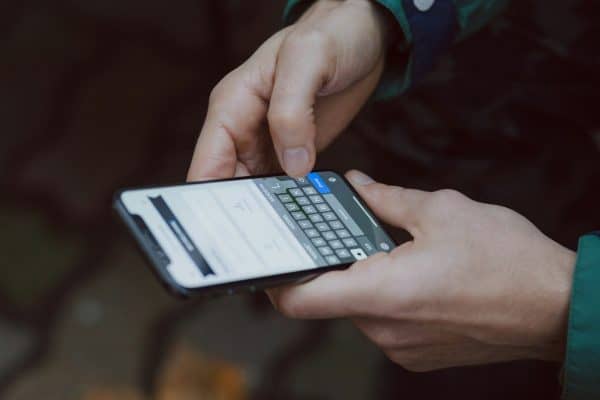 Nova carteira de identidade pode ser pedida pelo celular e chegar na sua casa; veja como funciona